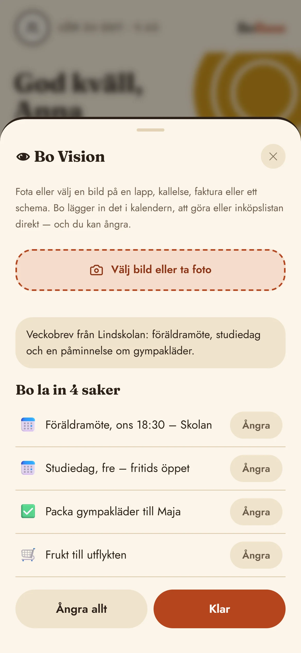 Bo Vision har läst ett veckobrev och lagt in fyra saker: föräldramöte, studiedag, gympakläder och frukt till utflykten.